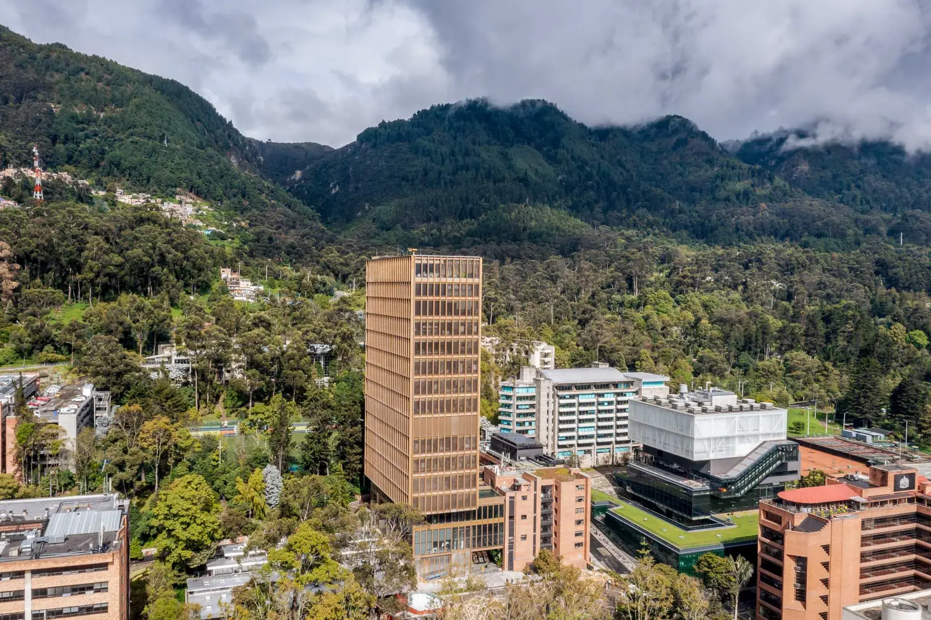 Corredores peatonales de circulación con acabados rústicos e industriales de Sitio Estudio.